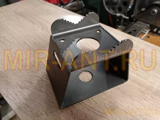 Кронштейн универсальный на трубу 15...51мм для камер с отверстием 32 